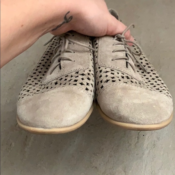 franco sarto taupe perforated lace up Oxford shoes - Picture 12 of 14